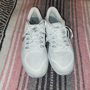 Women's Nike Size 9 White and Light Gray Flex 2017 Running Shoes